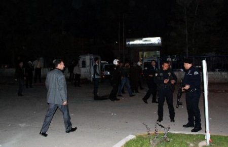 Pkk Yandaşları Polis Karakoluna Molotof Kokteyli, Havai Fişek Ve Taşlarla Saldırdı