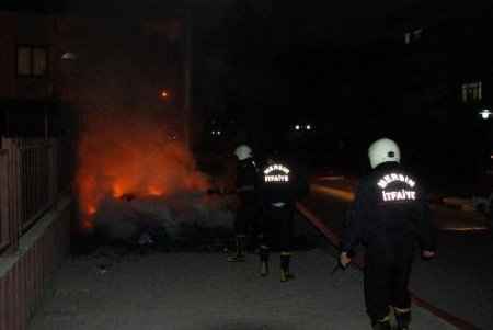 Pkk Yandaşları Polis Karakoluna Molotof Kokteyli, Havai Fişek Ve Taşlarla Saldırdı