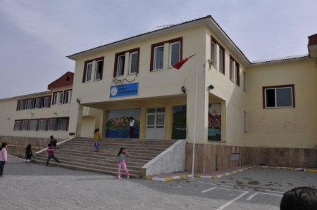 PKK yandaşları Van’da bir okul daha yaktı