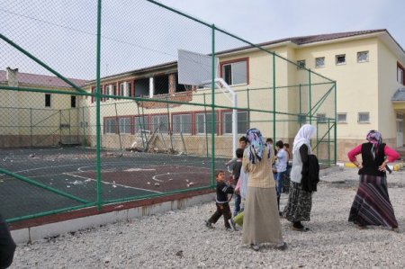 PKK yandaşları Van’da bir okul daha yaktı