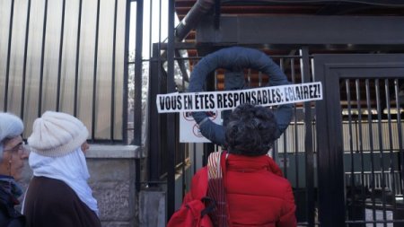 PKK'lı kadınların Fransa'da infazına siyah çelenkli protesto