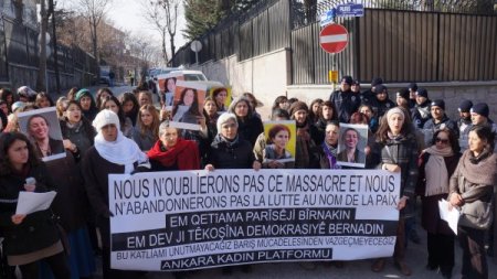 PKK'lı kadınların Fransa'da infazına siyah çelenkli protesto