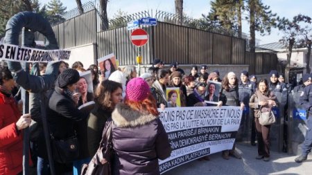 PKK'lı kadınların Fransa'da infazına siyah çelenkli protesto