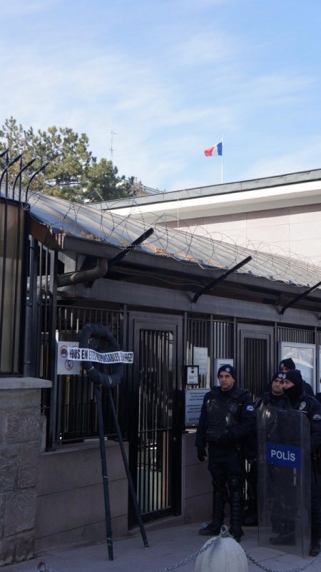 PKK'lı kadınların Fransa'da infazına siyah çelenkli protesto