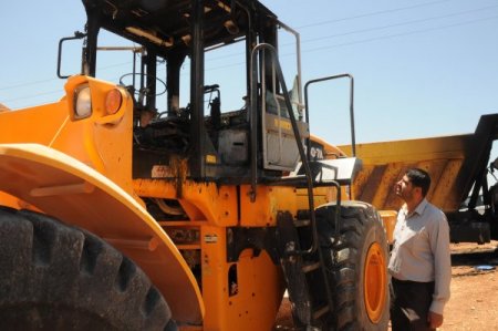 Pkk'lılar Taş Ocağını Basarak İş Makinelerini Ateşe Verdi