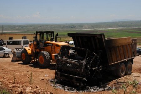 Pkk'lılar Taş Ocağını Basarak İş Makinelerini Ateşe Verdi