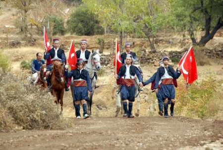 Pkk'lıları Karşılamayı Protesto Amacıyla Dağdan Efe Kıyafetiyle İndiler
