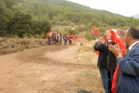 Pkk'lıları Karşılamayı Protesto Amacıyla Dağdan Efe Kıyafetiyle İndiler