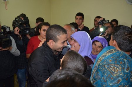 PKK’nın kaçırdığı er Çeçan, zılgıtlar ve gözyaşları arasında ailesine kavuştu