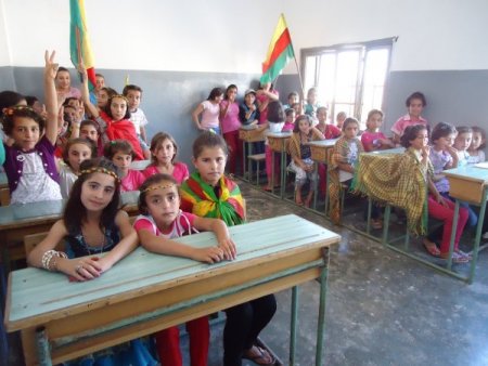 Pkk/pyd, Yönetimini Ele Geçirdiği Kentlerde Okul Açarak Militan Devşiriyor