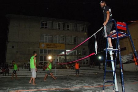 Plaj Voleybolunu Okul Bahçesine Taşıdılar