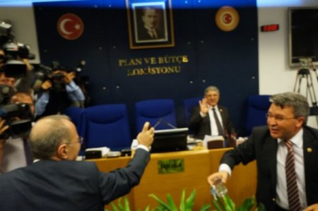 Plan ve Bütçe Komisyonu'nda biber gazı krizi