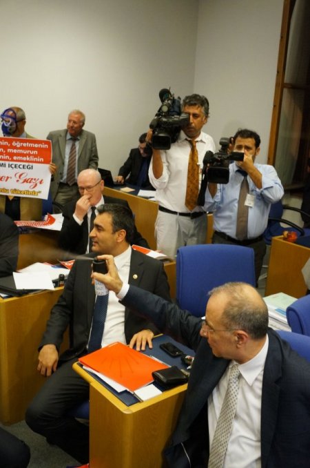 Plan ve Bütçe Komisyonu'nda biber gazı krizi