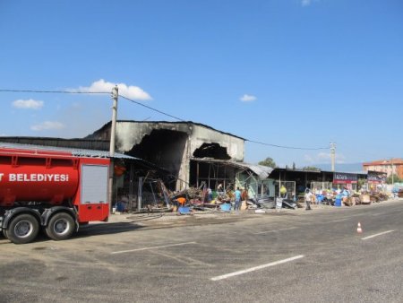 Plastik Eşya Dükkanında Yangın Çıktı