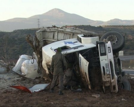 Plastik hammaddesi yüklü kamyon devrildi: 1 yaralı