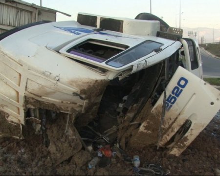 Plastik hammaddesi yüklü kamyon devrildi: 1 yaralı