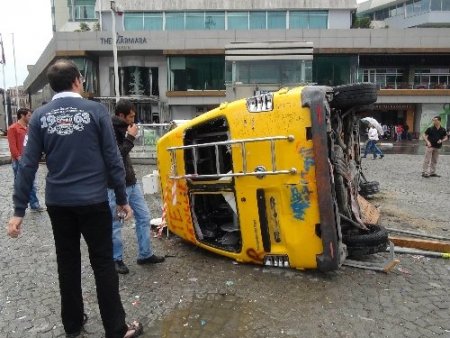 Pois ve canlı yayın araclarını parçaladılar