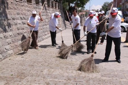 Polatlı protokolü çevre gününde şehri temizledi