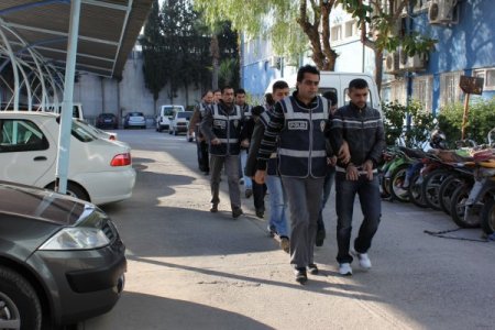 Polis, 9 Kişiyi 3 Kilo Esrarla Yakaladı