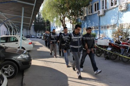 Polis, 9 Kişiyi 3 Kilo Esrarla Yakaladı