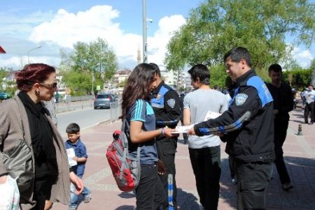 Polis, aile içi şiddetin önüne geçmek için bilgilendirme yapıyor