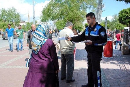 Polis, aile içi şiddetin önüne geçmek için bilgilendirme yapıyor