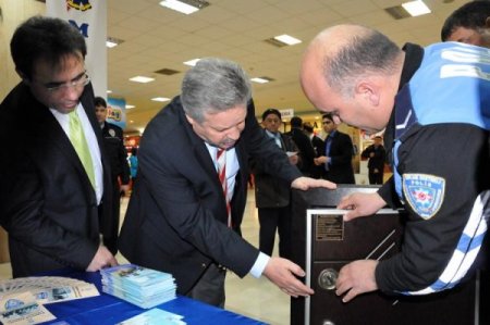 Polis, Alışveriş Merkezinde Hırsızlara Karşı Uyardı