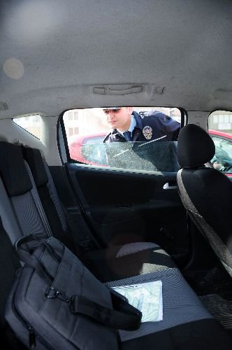 Polis, Aracında Çanta Unutan Vatandaşı Plakadan Ulaşıp Uyarıyor