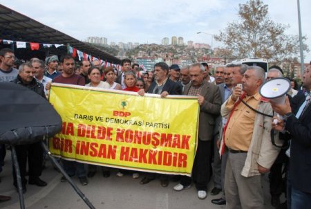 Polis, BDP'lilerin AK Parti'nin önüne siyah çelenk koymasına izin vermedi