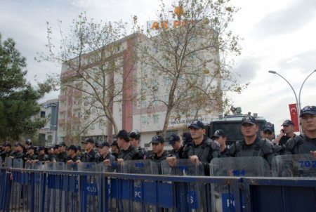 Polis, BDP'lilerin AK Parti'nin önüne siyah çelenk koymasına izin vermedi