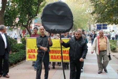 Polis, BDP'lilerin AK Parti'nin önüne siyah çelenk koymasına izin vermedi