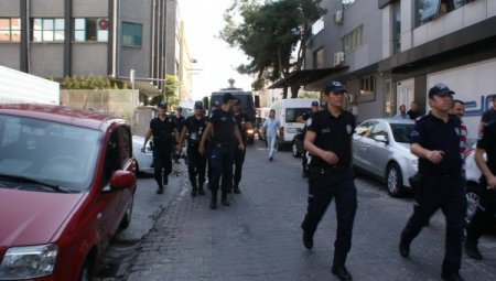 Polis, canlı bomba lehine slogan atan gruba müdahale etti