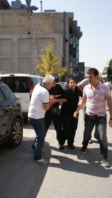 Polis, canlı bomba lehine slogan atan gruba müdahale etti