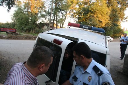 Polis, 'dur' ihtarına uymayan firari ve arkadaşlarını armut bahçesinde aradı