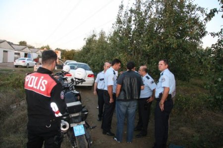 Polis, 'dur' ihtarına uymayan firari ve arkadaşlarını armut bahçesinde aradı