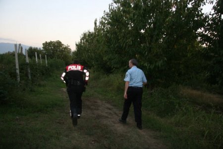 Polis, 'dur' ihtarına uymayan firari ve arkadaşlarını armut bahçesinde aradı
