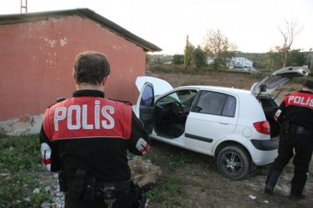 Polis, 'dur' ihtarına uymayan firari ve arkadaşlarını armut bahçesinde aradı