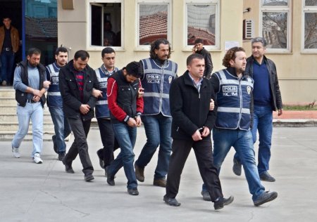 Polis, eroini gizlendiği bölmeden kaynak makinesiyle 7 saatte çıkardı