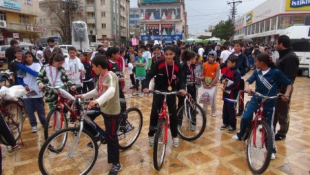 Polis, Halaya Katılarak Öğrencilerin Sevincini Paylaştı