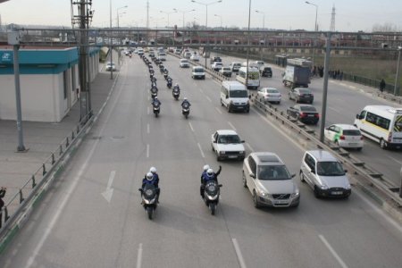 Polis, huzur için kortej düzenledi, şehir turu attı