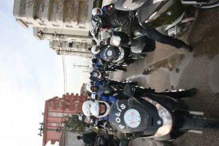 Polis, huzur için kortej düzenledi, şehir turu attı