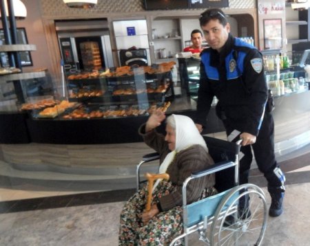 Polis, huzurevi sakinleri ve öğrencileri sinemaya götürdü