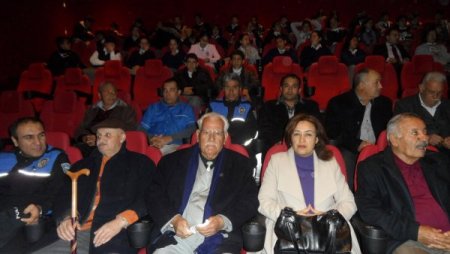 Polis, huzurevi sakinleri ve öğrencileri sinemaya götürdü