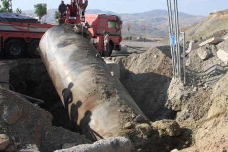 Polis, kaçak akaryakıtın saklandığı dev tankı topraktan güçlükle çıkardı