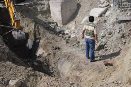 Polis, kaçak akaryakıtın saklandığı dev tankı topraktan güçlükle çıkardı