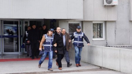 Polis, kaçak akaryakıtın saklandığı dev tankı topraktan güçlükle çıkardı