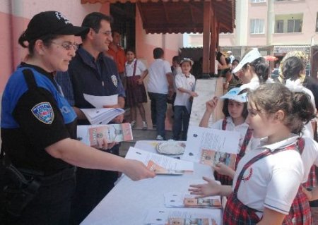 Polis, Karne Gününde Mektup Ve Broşür Dağıtarak Aileleri Uyardı
