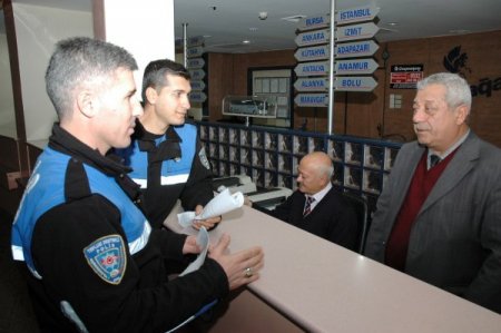 Polis, Karnesinde Kırık Olan Öğrenciler Kaçmasın Diye Otogarı Mesken Tuttu