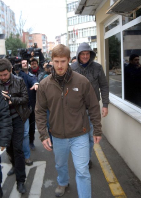 Polis, kayıp Amerikalı kadının arkadaşlarını dinledi