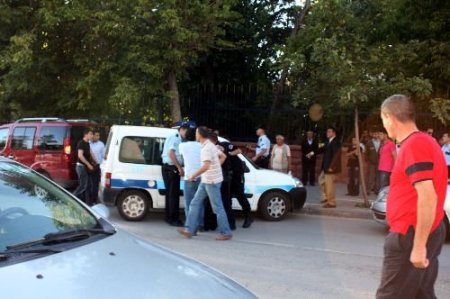 Polis, Kendisine Direnenleri Güçlükle Engelleyebildi